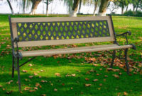 Dřevěná zahradní lavička s kováním