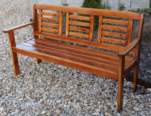 Dřevěná zahradní lavice s univerzálním využitím