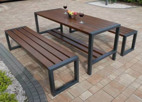 Moderní venkovní posezení dvě lavice a stůl